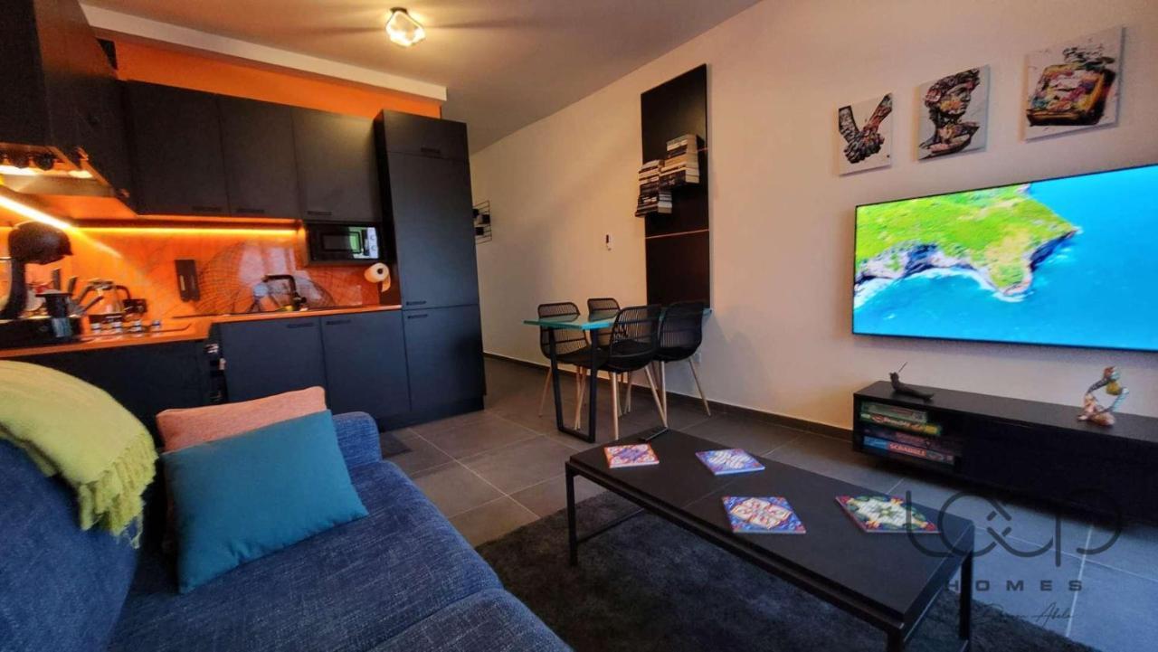 Modern - 50 M From Sea - Free Wi-fi - Super Cool - Terrace - Fully Air-conditioned Apartment